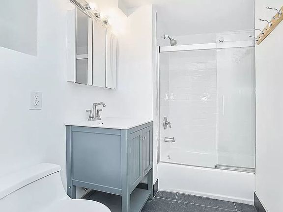 4th image of 229 E 53rd St APT 1R