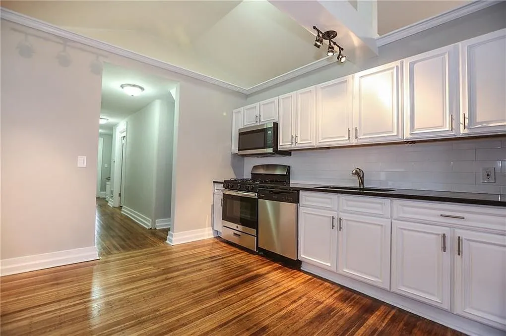 3 bed, 1.0 bath, 2613 sqft, $1,850 — Photo 2