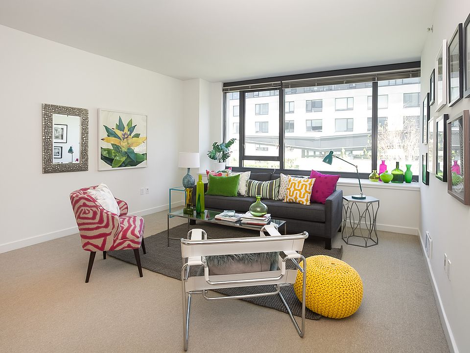 1st image of 260 King St Unit 515
