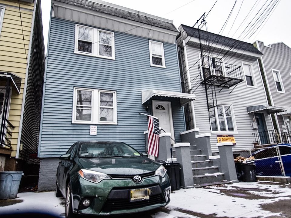 1st image of 115 Clarke Ave #1