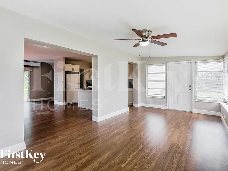 1320 NE 204th St — Photo 2