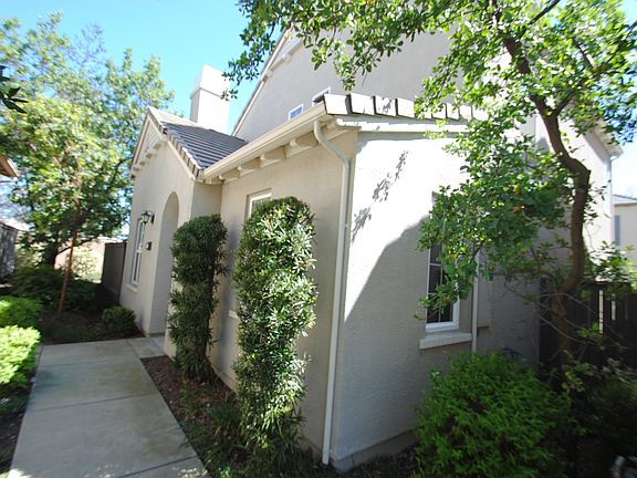 2nd image of 4 Villa Gardens Ct