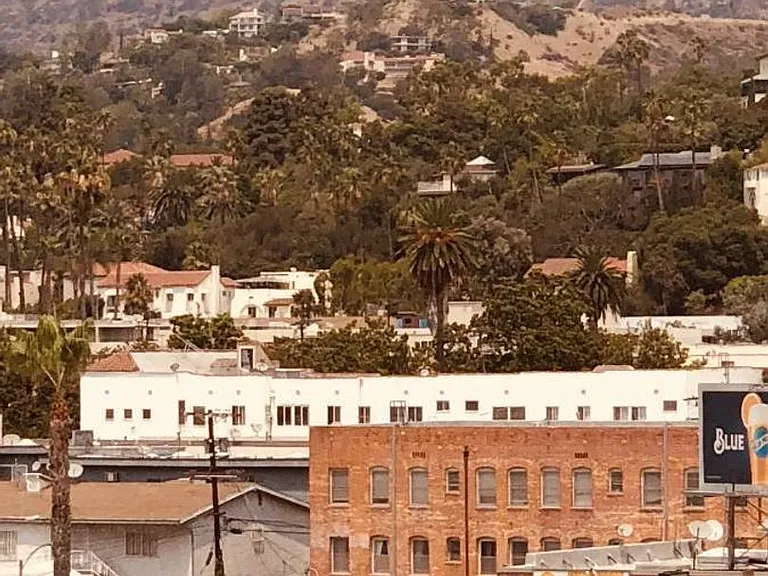 Chateau Los Feliz — Photo 34