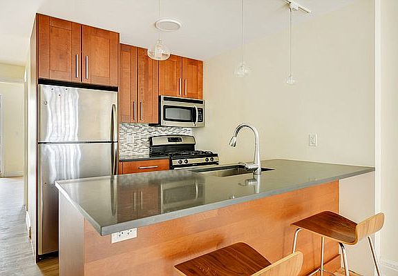 4th image of 338 4th St APT 1
