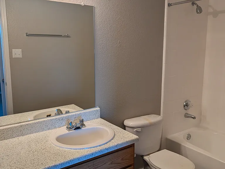 Lakeview Apartments — Photo 17