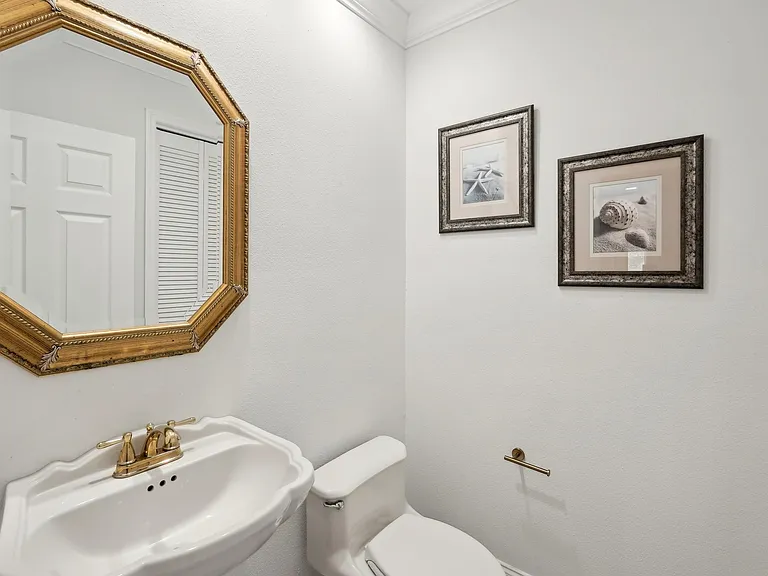 55 N Washington Dr — Photo 30
