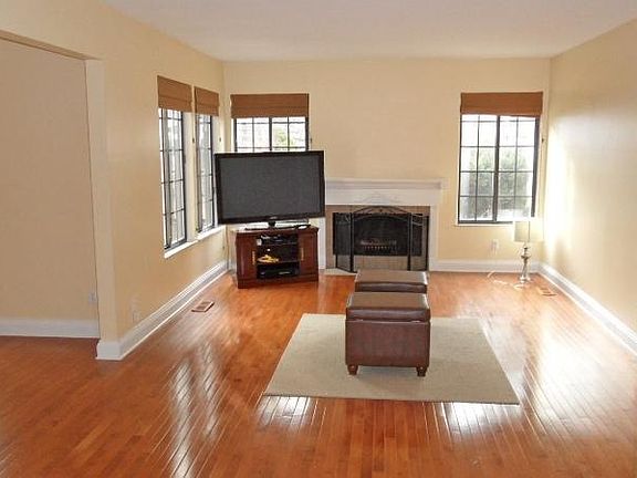 4th image of 121 Saint Julien St