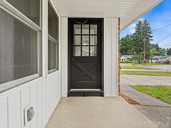 4th image of 4871 Newcastle Dr SE