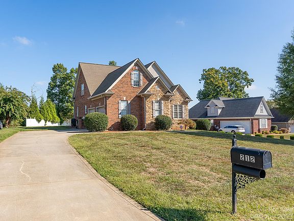 3rd image of 212 Kaitlyn Ln
