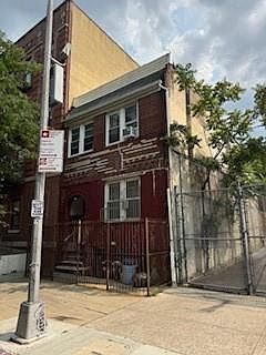 5th image of 346 Sumpter St