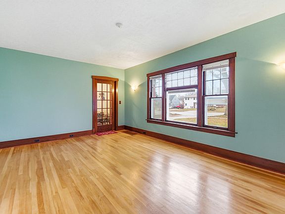 4th image of 1922 Burton St SE