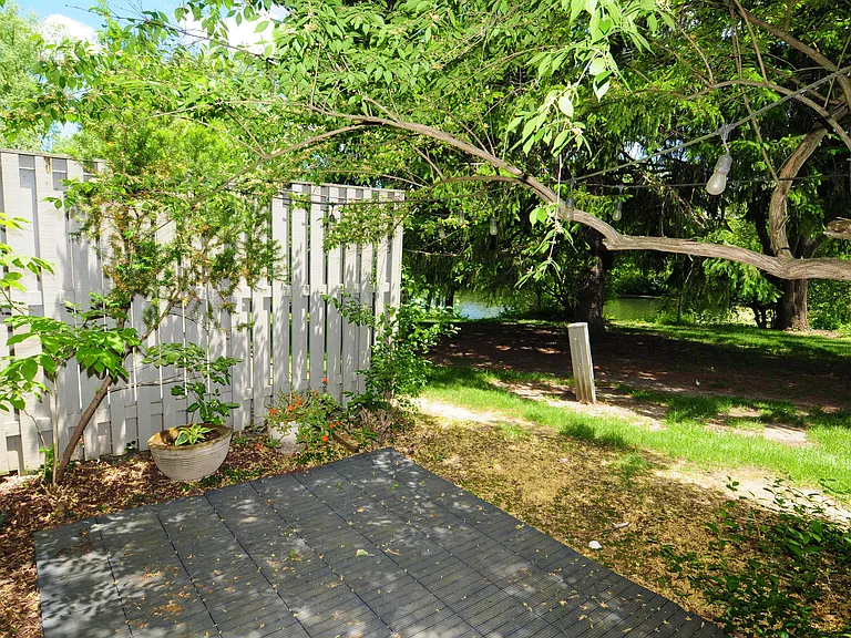 684 Peninsula Ct — Photo 3