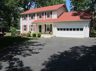 5836 Valley View Dr, Alexandria, VA 22310