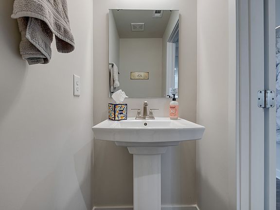 4th image of 2037 Walnut Ln