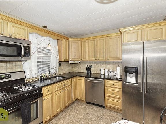 5th image of 988 E 92nd St