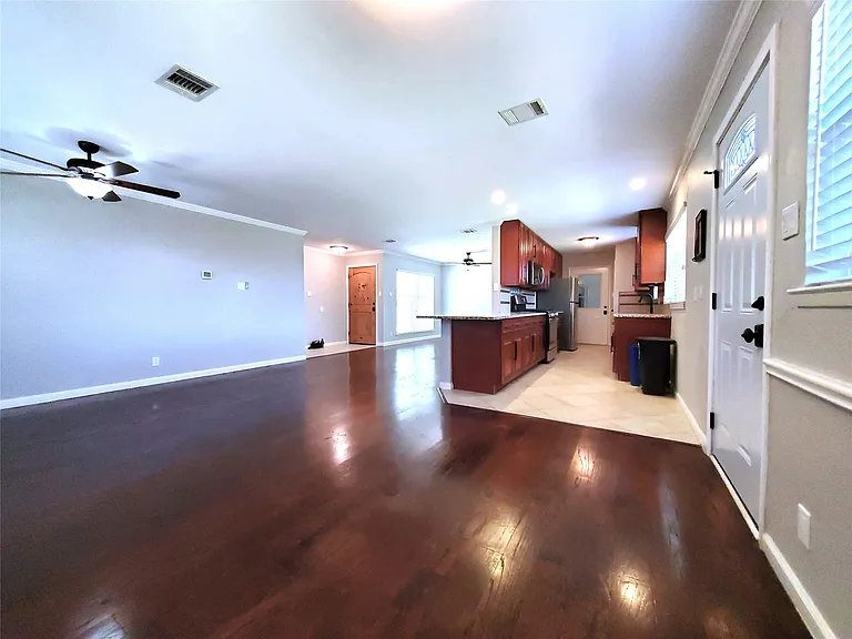 806 Greenhaven Dr — Photo 4
