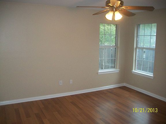 4th image of 610 N Throckmorton St
