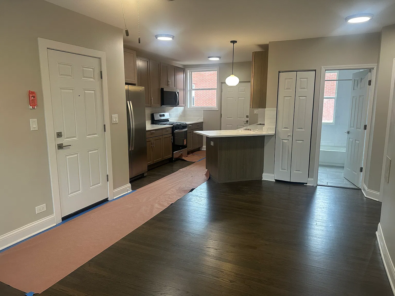 2 bed, 700 sqft, $1,900 — Photo 4
