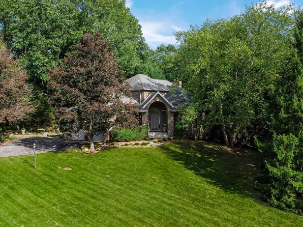 2102 Emmett Ct, Valparaiso, IN 46385