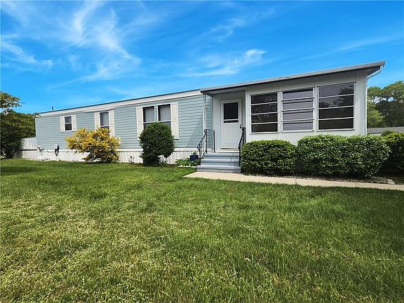 3rd image of 158 Holiday Ct