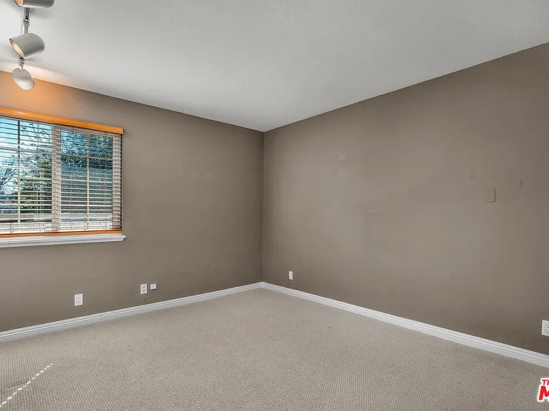 7513 W 83rd St — Photo 25