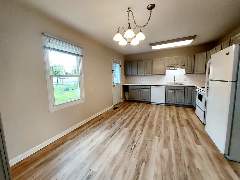 1100 E Sherman St — Photo 3