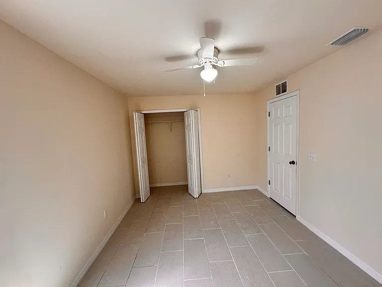 1136 SE 9th Ct — Photo 8