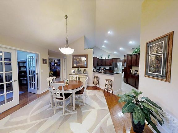 3rd image of 1077 Chapel Hill Dr