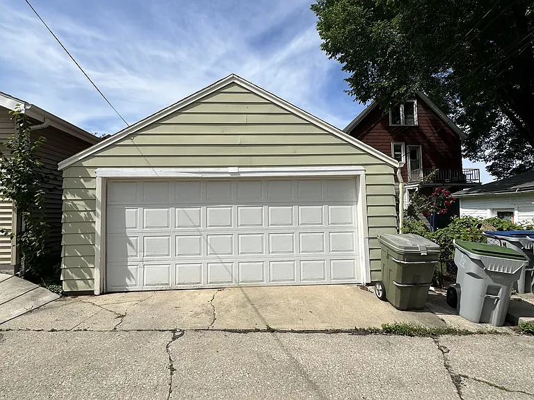 2231 E Bennett Ave — Photo 2
