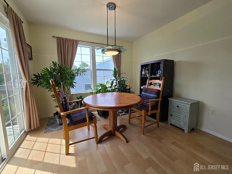 8 Glastonbury Dr — Photo 9