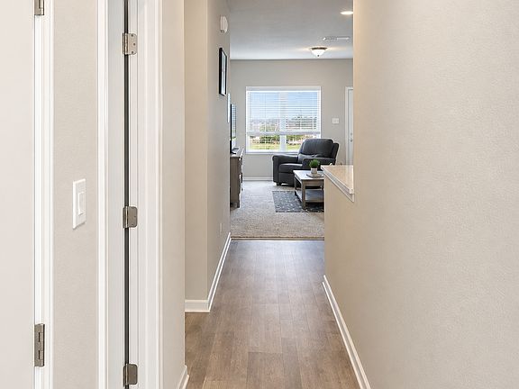 2nd image of 7147 Mesa Clfs