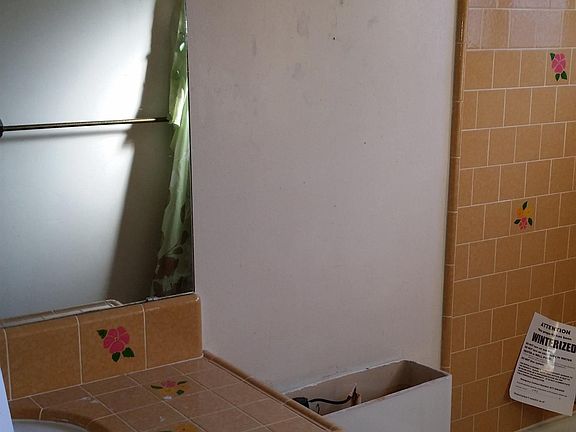 5th image of 2737 W Victor Ave