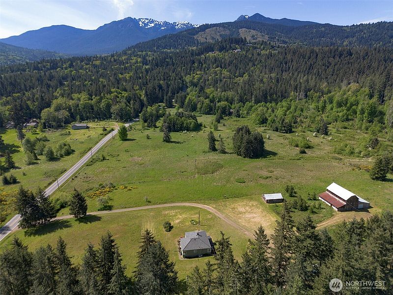 3rd image of 5118 S Mount Angeles Road