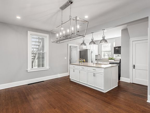 4th image of 372 Kelton Ave