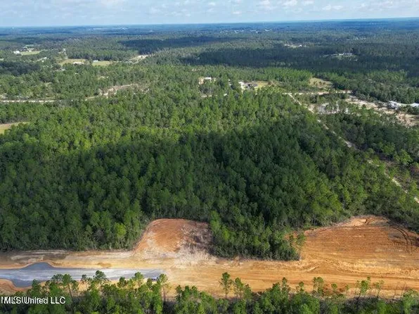 2 Whitfield Dr, Kiln, MS 39556