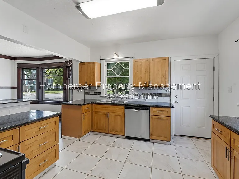 1128 W Spofford Ave — Photo 19