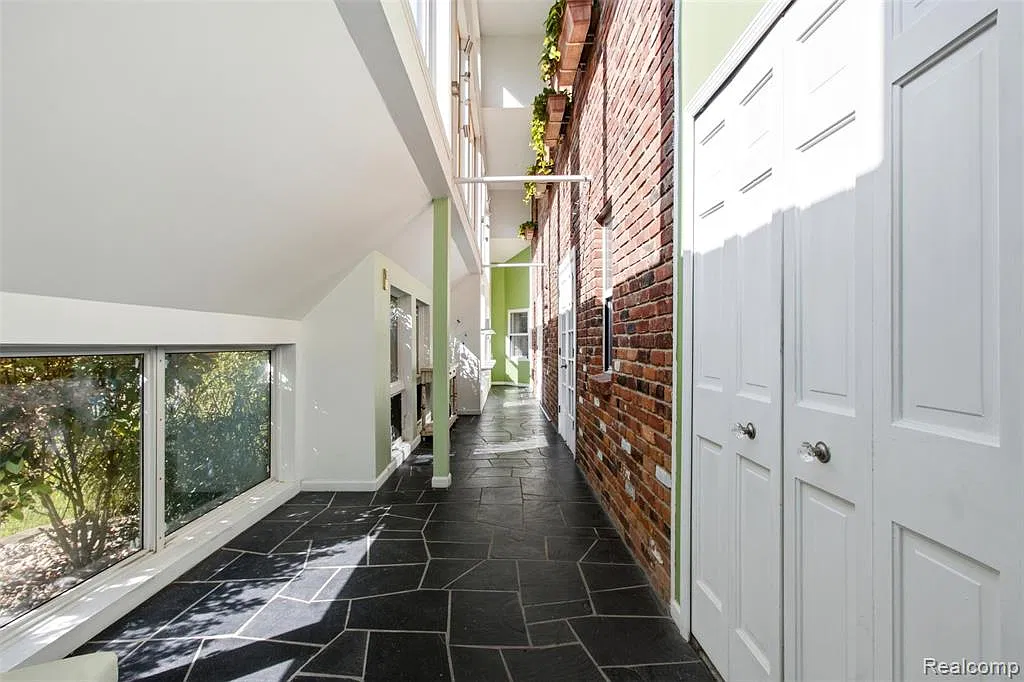3 bed, 2.5 bath, 2333 sqft, $2,700 — Photo 2