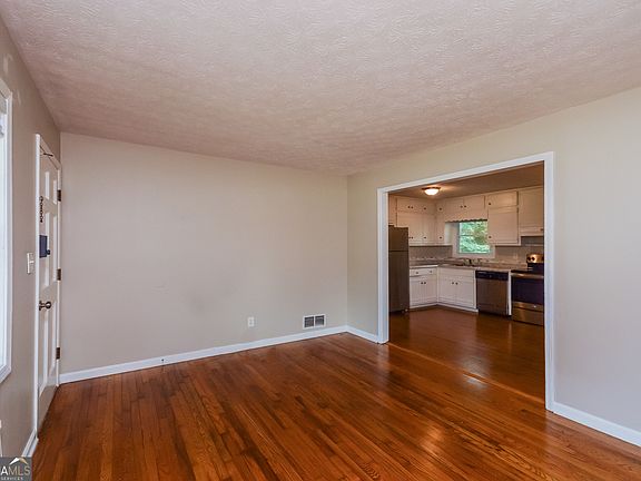 4th image of 897 King Dr SE