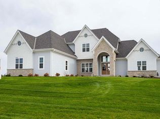 12810 Bluejay Ln, Mequon, WI 53097