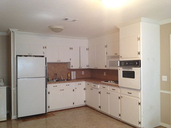 3rd image of 203 Leota Ln