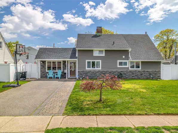 5 Starling Lane, Levittown, NY 11756