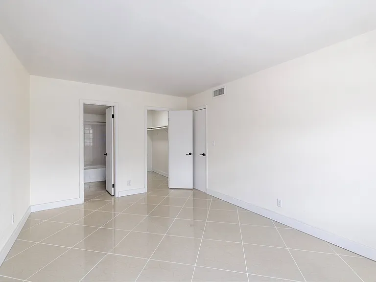 Park Hill Hollywood Apartments — Photo 22
