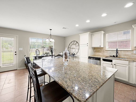 4th image of 38437 Highland Terrace Ave