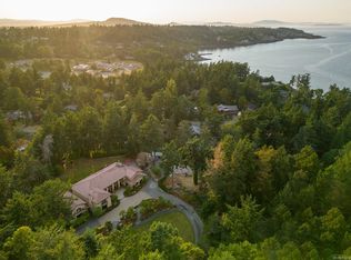 2495 Shannon Pl, Saanich, BC V8N1X2