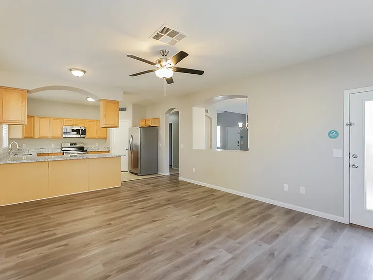 7218 S 39th Dr — Photo 8