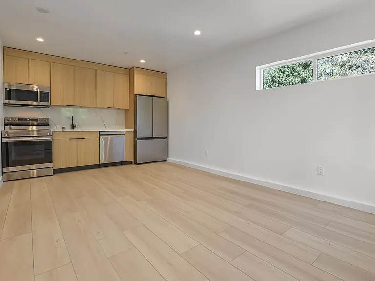 11004 Hortense St — Photo 8