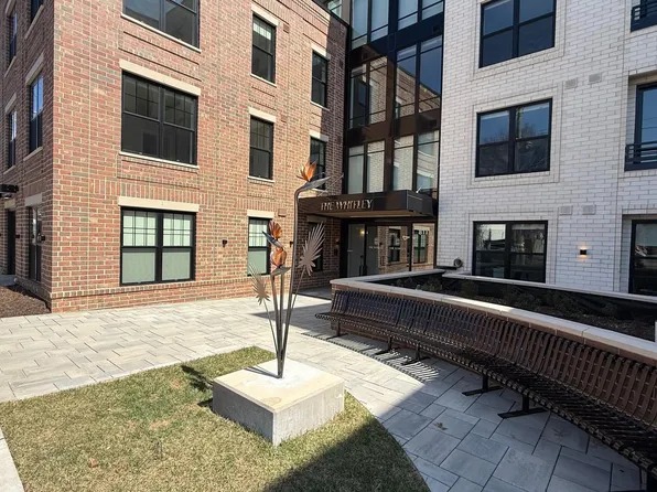811 N Columbus St #302, Alexandria, VA 22314