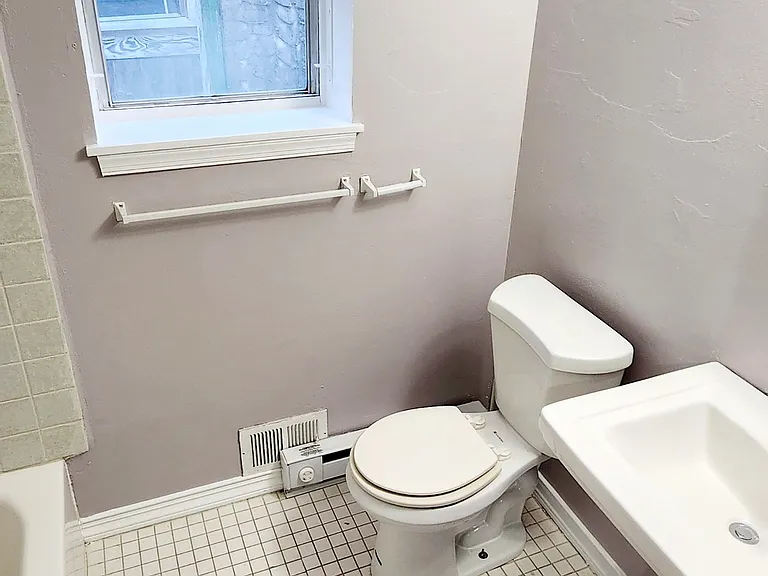 725 W Huntingdon St — Photo 8