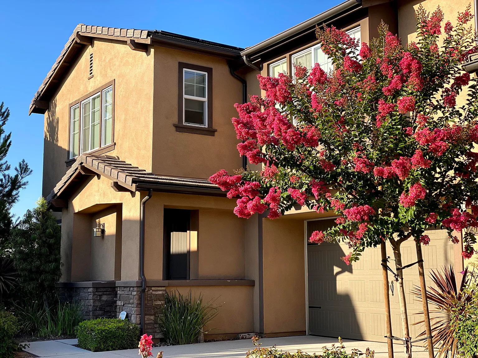 4 bed, 2245 sqft, $4,995 — Photo 2