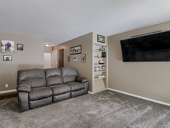 4th image of 1860 Broadmoore Dr